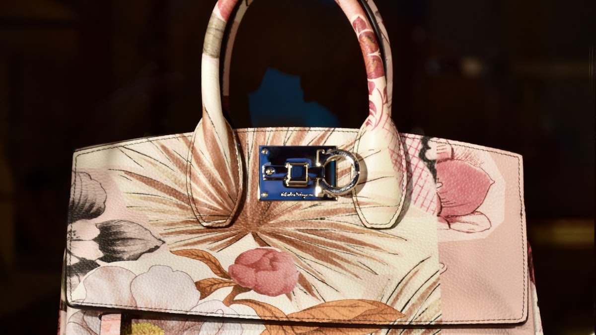 O geanta bine aleasa nu mai este doar un accesoriu, ci un obiect de dorinta care isi pastreaza si chiar isi creste valoarea in timp.
